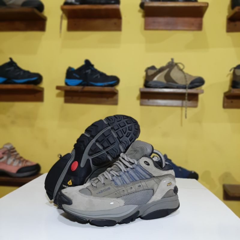SEPATU OUTDOOR SECOND VASQUE SZ 39,5 + BONUS TALI SEPATU GUNUNG