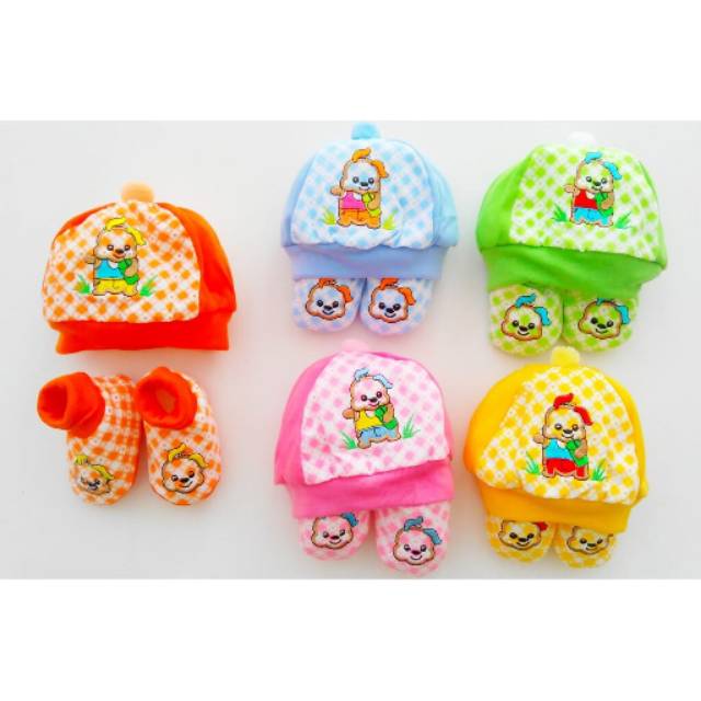 Set topi bayi + sepatu (box mika)