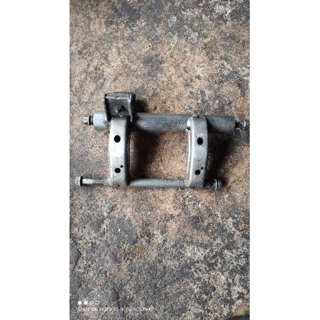 engine mounting swing arm ayunan mesin beat karbu - scoopy karbu original copotan motor