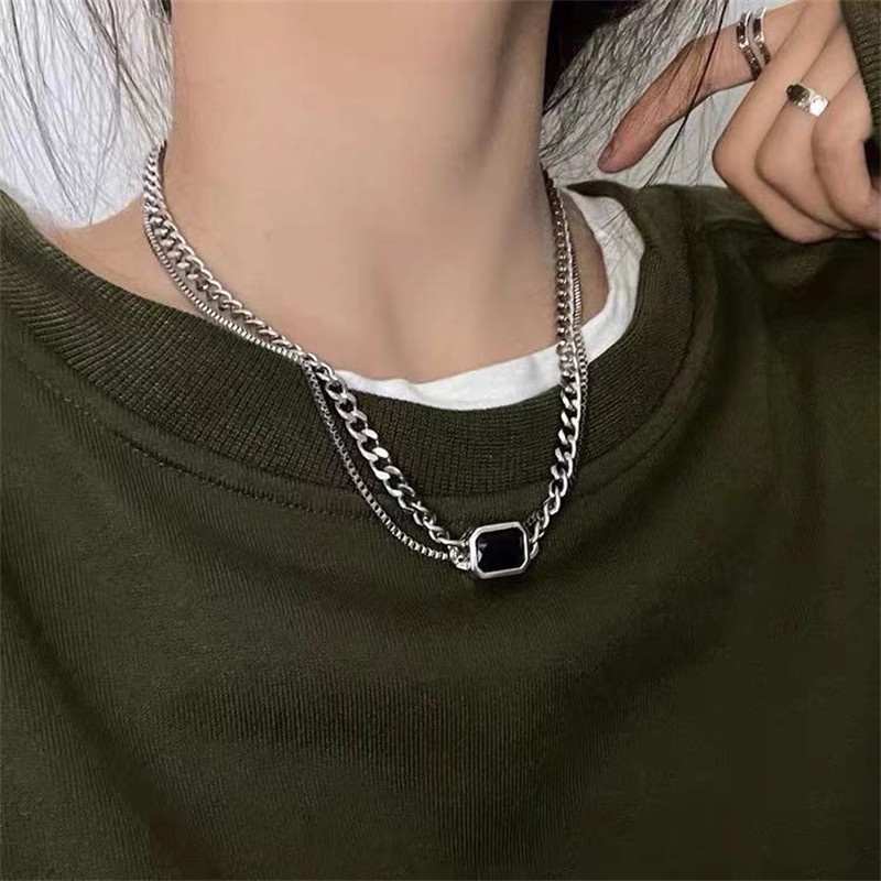 Set Kalung Multilayer Bahan Alloy Warna Hitam Gaya Hip Hop Untuk Wanita