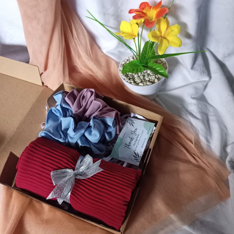 

HampersUlangTahun/Graduation-PaketKadoJilbabPashminaPlisketdanSvrunchie