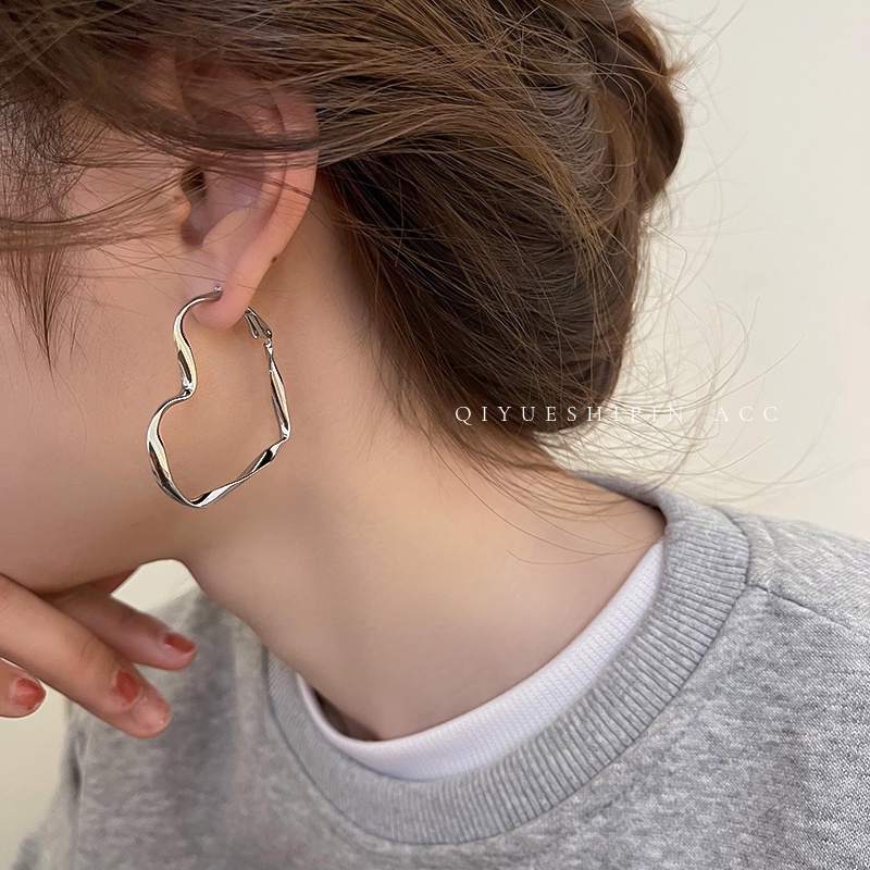 Anting Bentuk Hati Gaya Simple