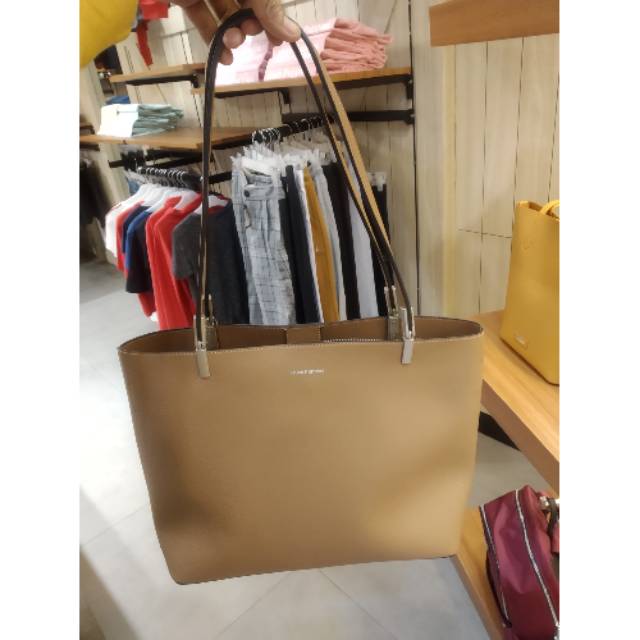 Tas cewek hush puppies