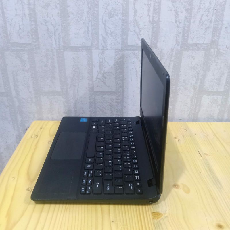 Laptop Acer ES1-111 intel Celeron N2840 Ram 4GB/HDD 500GB Os. Windows 10 Siap pakai