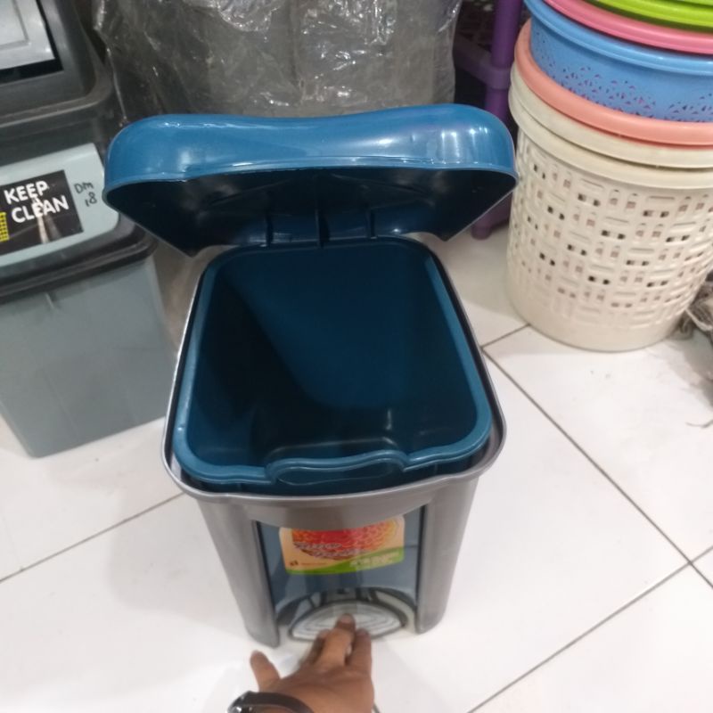 tempat sampah plastik tutup injak kecil 5 liter merk livina S.L plastik-1