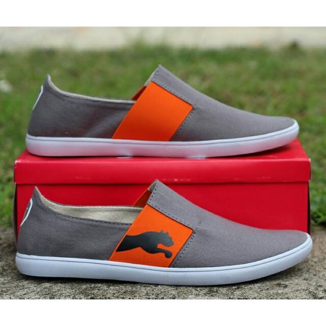 Sepatu slip On Puma