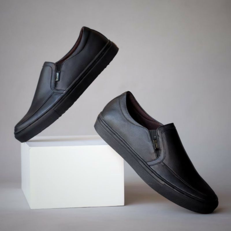 Sepatu Pria Putih Polos Kulit Asli Slip On Kasual Santai Sneakers Tanpa Tali Trendi