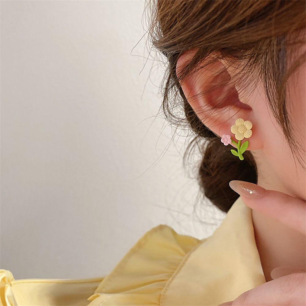 Mxbeauty Anting Pejantan Bunga Bersinar Manis Pesta Desain Fashion Temperamen Lady Wanita Perhiasan