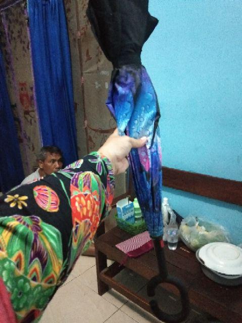 Payung Terbalik Unik Reverse Umbrella Upside Down Mobil Hujan Anti Air Gagang C Cars Souvenir Travel