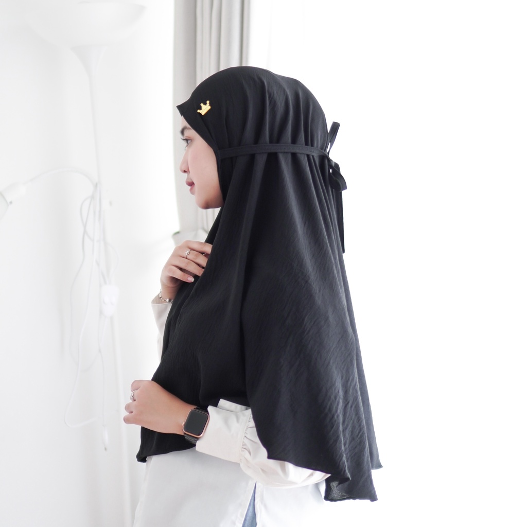 Jilbab Bergo [Crincle Airflow Premium] Ukuran 75 x 90 cm / Kerudung Instan By Glamour Hijab-Black
