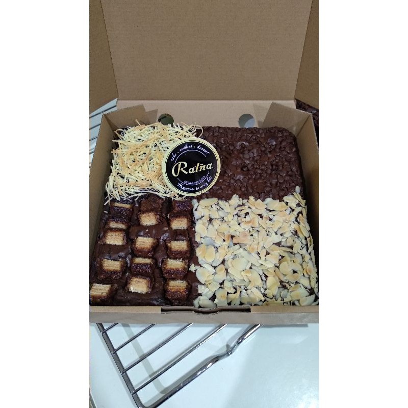 

Fudgy Brownies 4 Toppings 22x22cm