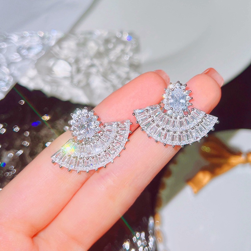 Anting Tusuk Bentuk Kipas Warna Silver Dengan Mutiara Imitasi Untuk Wanita