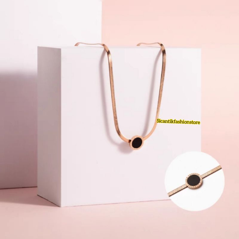 Kalung Titanium Pipih Rose Gold Liontin Bvlgarii Angka Romawi Terlaris  Anti Karat Selamanya Wanita Terlaris Anti Karat selamanya Kalung Titanium Bulgarii Kekinian Mewah Fashion Wanita