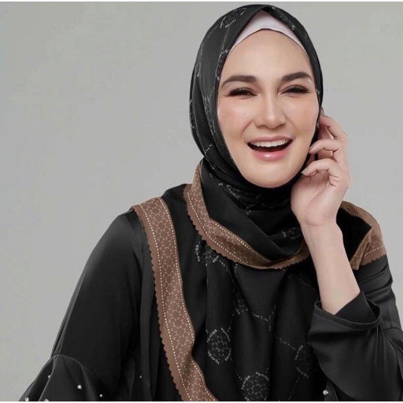 Hijab segiempat motif kotak hitam bahan Voal