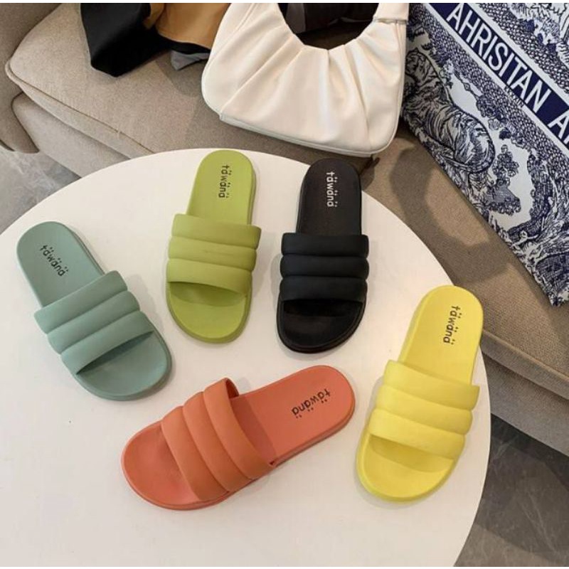 Tawana bantal. tawana slip on READY STOCK. SANDAL TAWANA READY. TAWANA BANTAL.SANDAL EMPUK