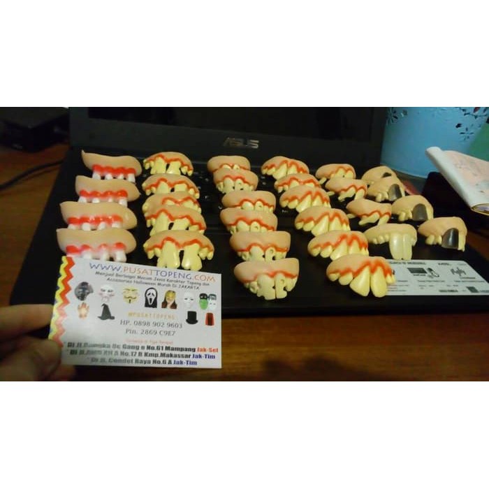 Perlengkapan Halloween Gigi Palsu Tonggos Karet