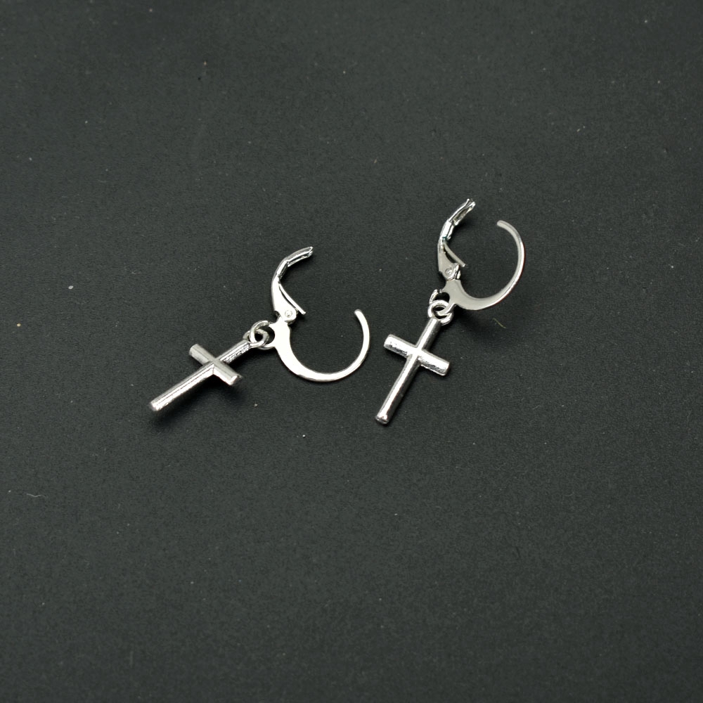 Anting Gantung Model Salib Bahan Metal Warna Silver Gaya Punk Untuk Pria / Wanita