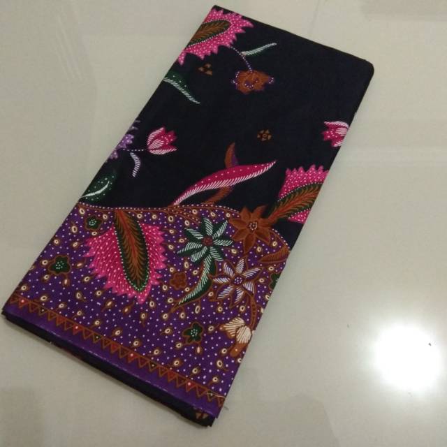 Kain batik jarik hitam manis bunga rambat hitam ungu