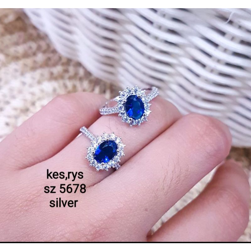 Cincin emeral diamond dan blue sapphire persis sperti berlian asli,mewah,tdak berkarat,asli ada kode vier didlm cincin