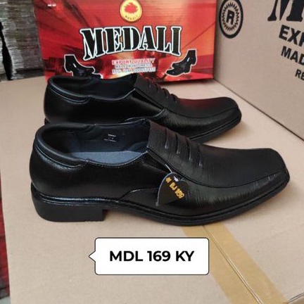 Sepatu kulit pria pantofel sepatu kerja formal tampil lebih keren