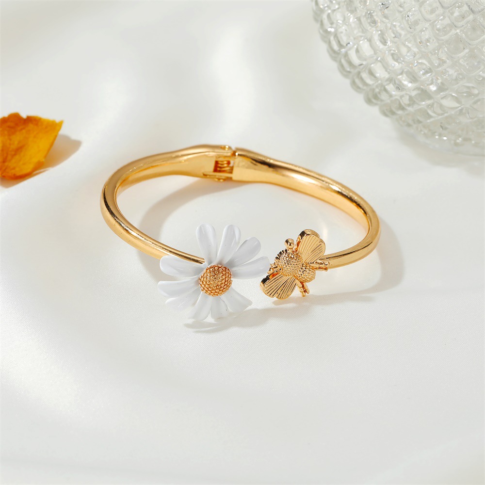 Ins Style Bee Small Daisy Bracelet Exaggerated Sweet Flower Open Bracelet