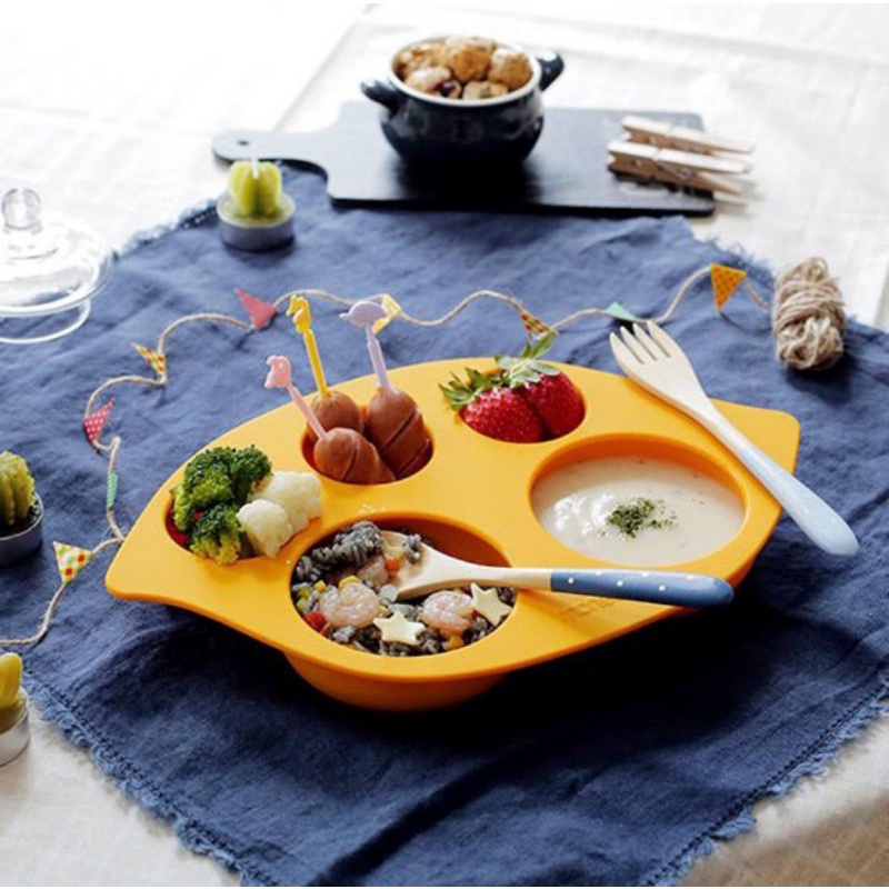 MONEE Silicone Food Plate (Non-slip &amp; Suctions to the table)