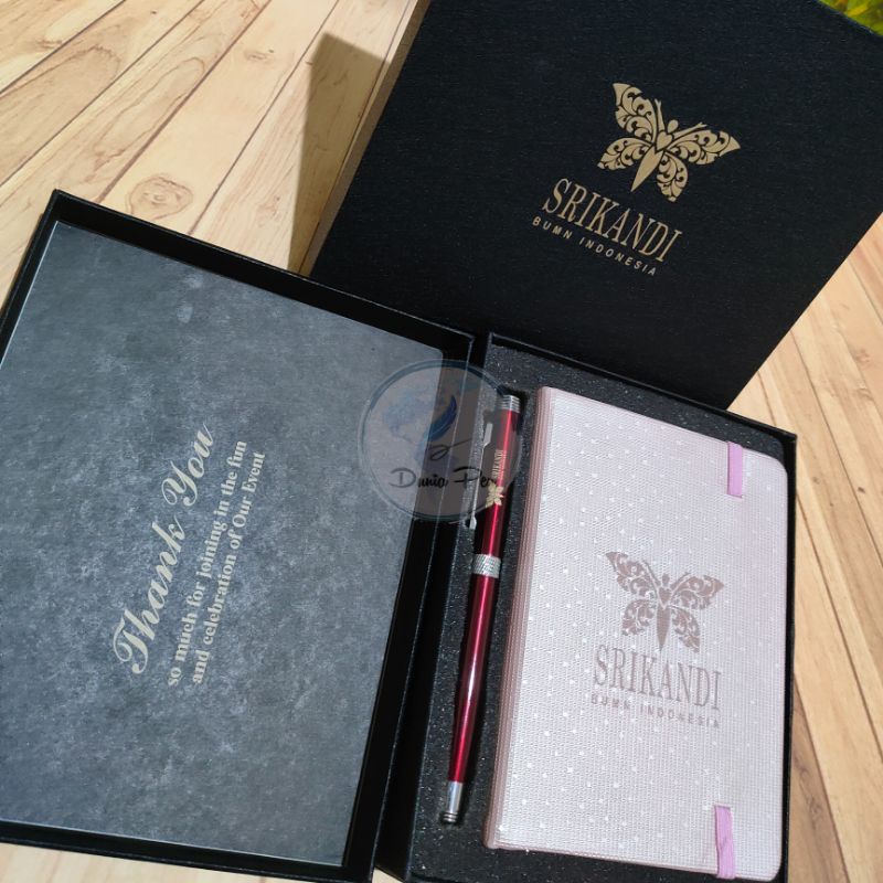 

Giftset Elegan Pulpen metal dan Notes A6, Souvenir Promosi, Kado dan Hadiah Acara Hampers CV4
