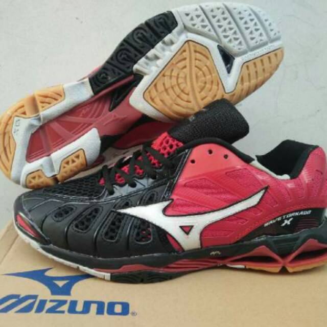 mizuno tornado 10