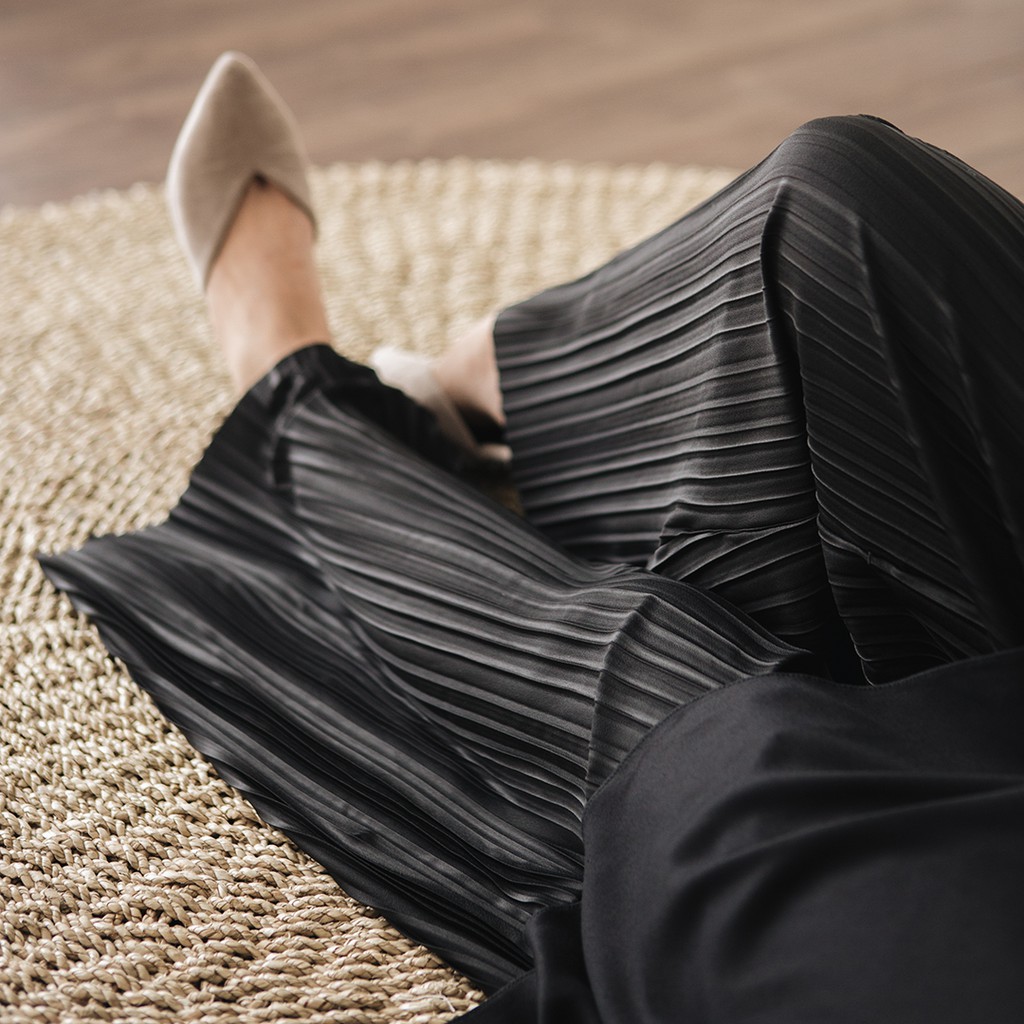 Kirana by Aska Label - Celana plisket dengan pinggang karet warna hitam, coksu