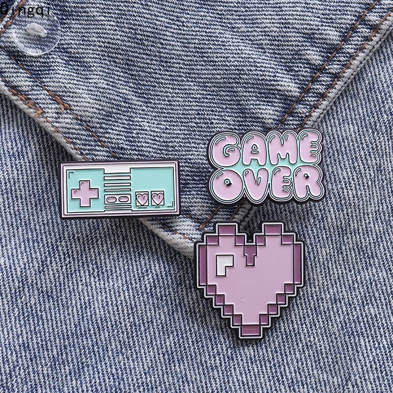 Bros Pin Enamel Desain Kartun GAME Element Heart Pixel Warna Pink Untuk Ransel
