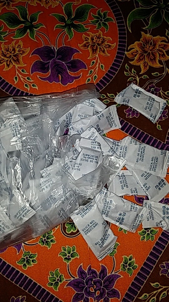 Silica Gel Kemasan 1pcs Penyerap Lembab Dan Bau Agar Sepatu, Topi, Tas, Baju Dll Tetap Aman