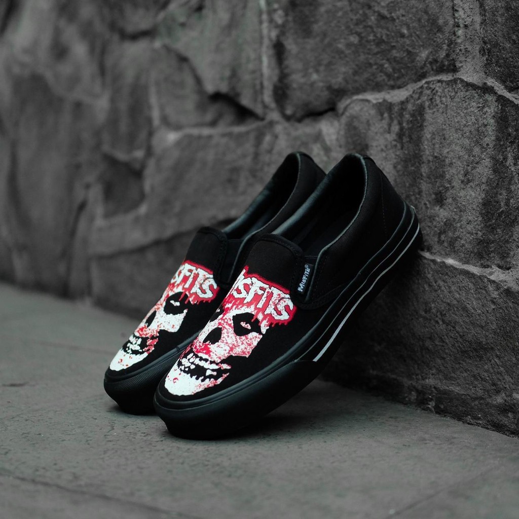 ORIGINAL Sepatu Misfits Bloody Skull Slip On Black Red Size 39 - 43 (BNWB)
