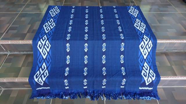 Kain tenun blangket dongker motif toraja