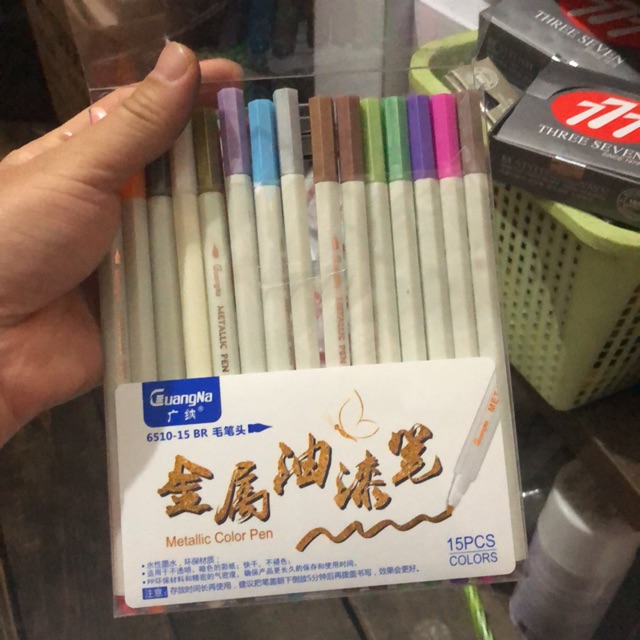 

Guang na metalic brush pen diatas joyko