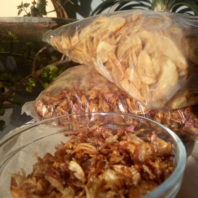 

Bawang putih goreng renyah dan bawang merah goreng. Wangi dan renyah.