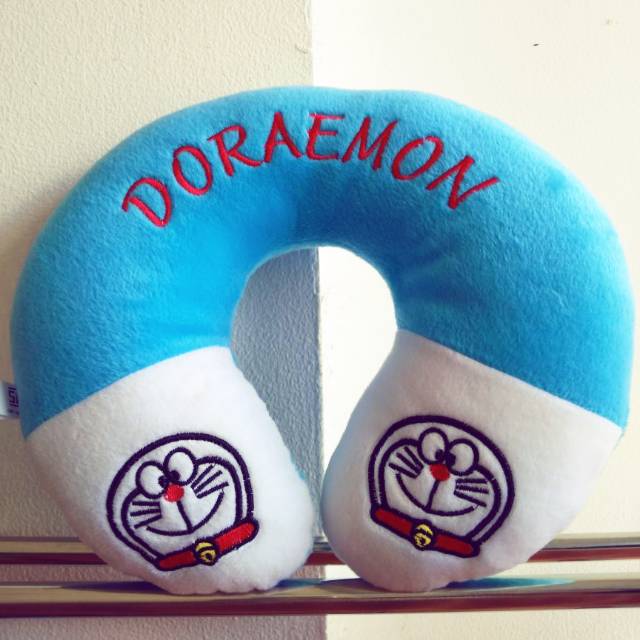 Bantal leher karakter Doraemon
