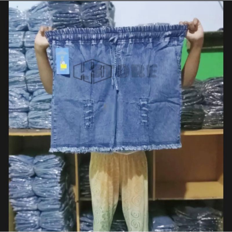 Celana kulot jeans pendek 3/4 wanita celana pendek hotpants standart dan jumbo.celana kulot sobek cewek.kulot boyfriend.yang terlaris.kulot pendek rawis wanita..kulot hot pants sobek rawis virall celana pendek wanita sobek bahan jeans celana jeans rawis