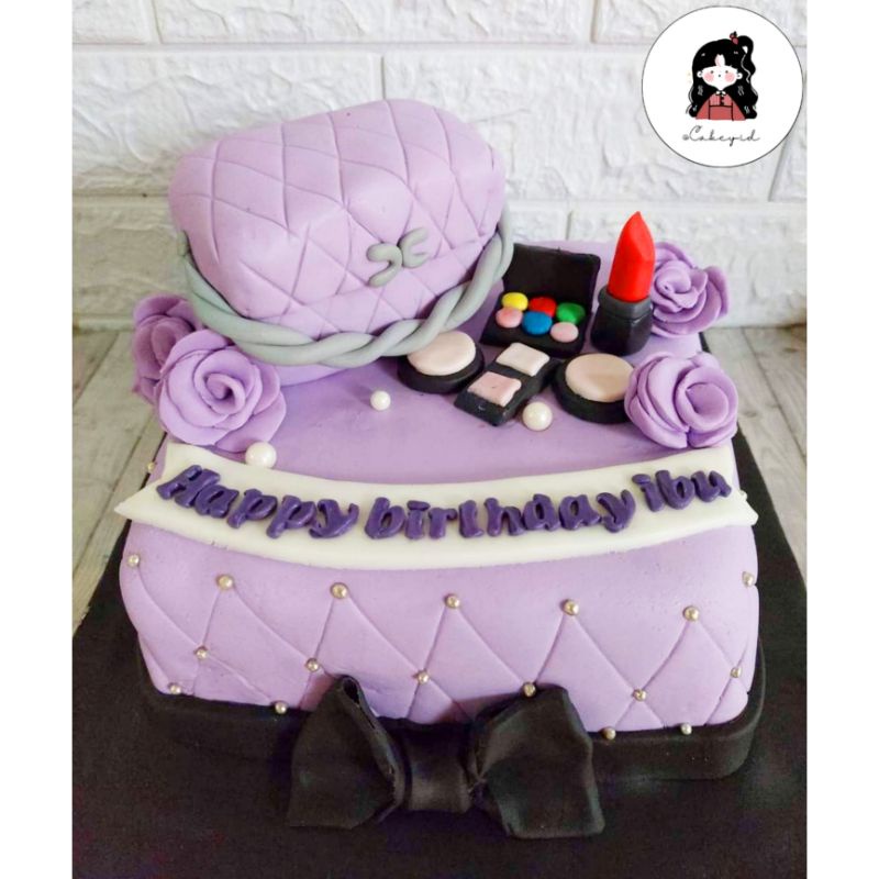 

Kue Ulang Tahun Karakter Makeup (fondant 18cm)