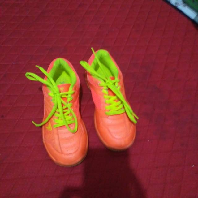 Sepatu badminton ori, merk flypower