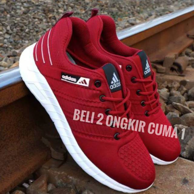 Sepatu sneakers pria line embos terbaru