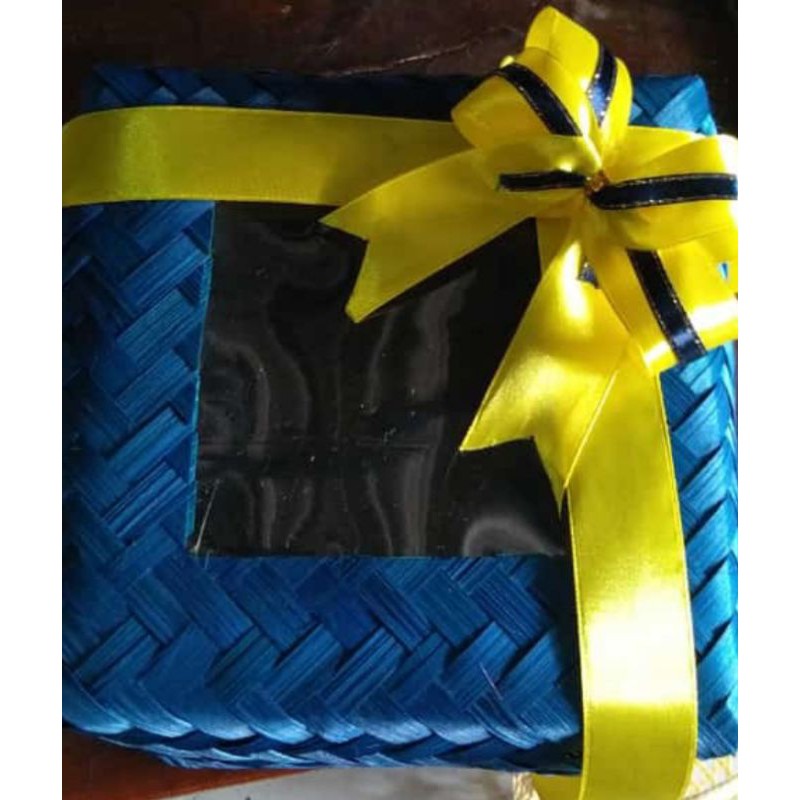 

besek murah warna biru hias mika dan pita ukuran 25x25