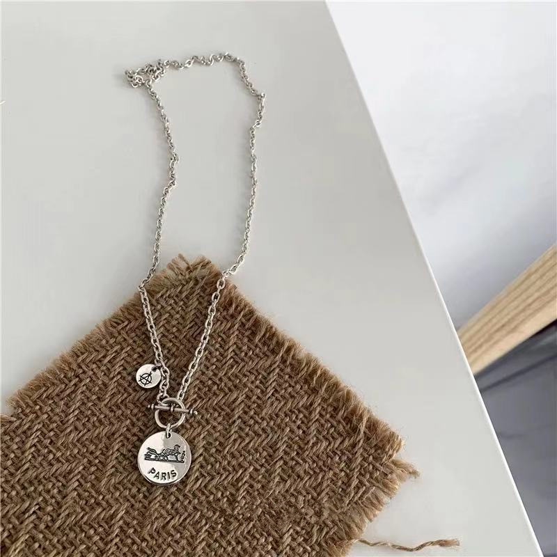Kalung Rantai Klavikula Pendek Dengan Liontin Bulat Motif Tulisan Gaya Korea Untuk Wanita