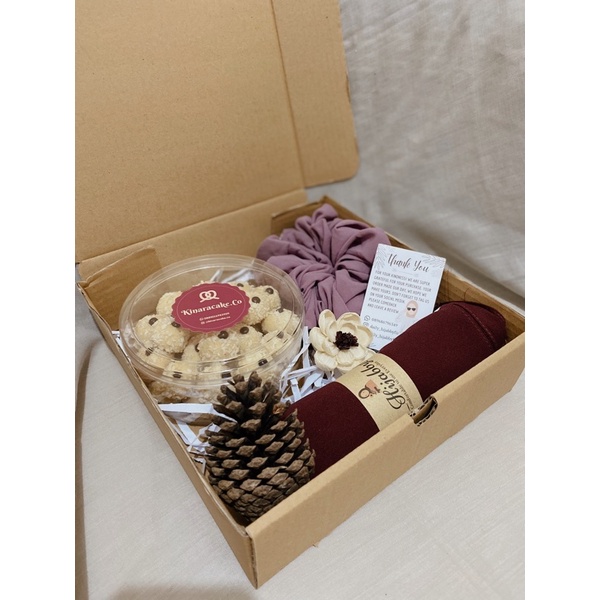 

Hampers Lebaran Paket Kue kering dan hijab