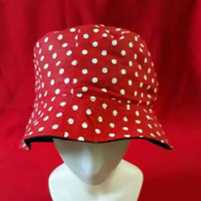 Bucket hat motif polkadot merah