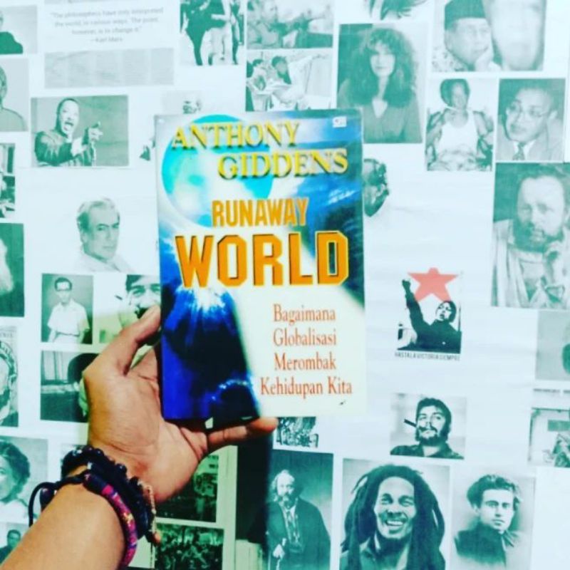 Runaway World: Bagaimana Globalisasi Merombak Kehidupan Kita by Anthony Giddens - Gramedia Pustaka U