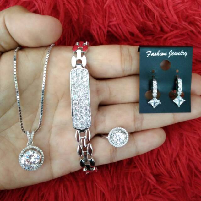 

set white jewelery
