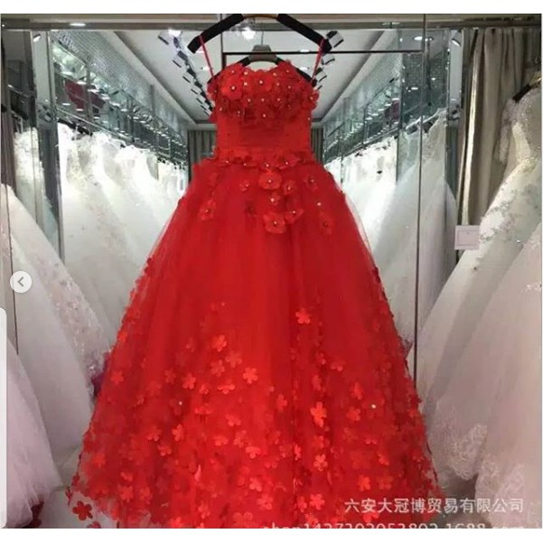 gaun pengantin ekor bunga merah dan putih