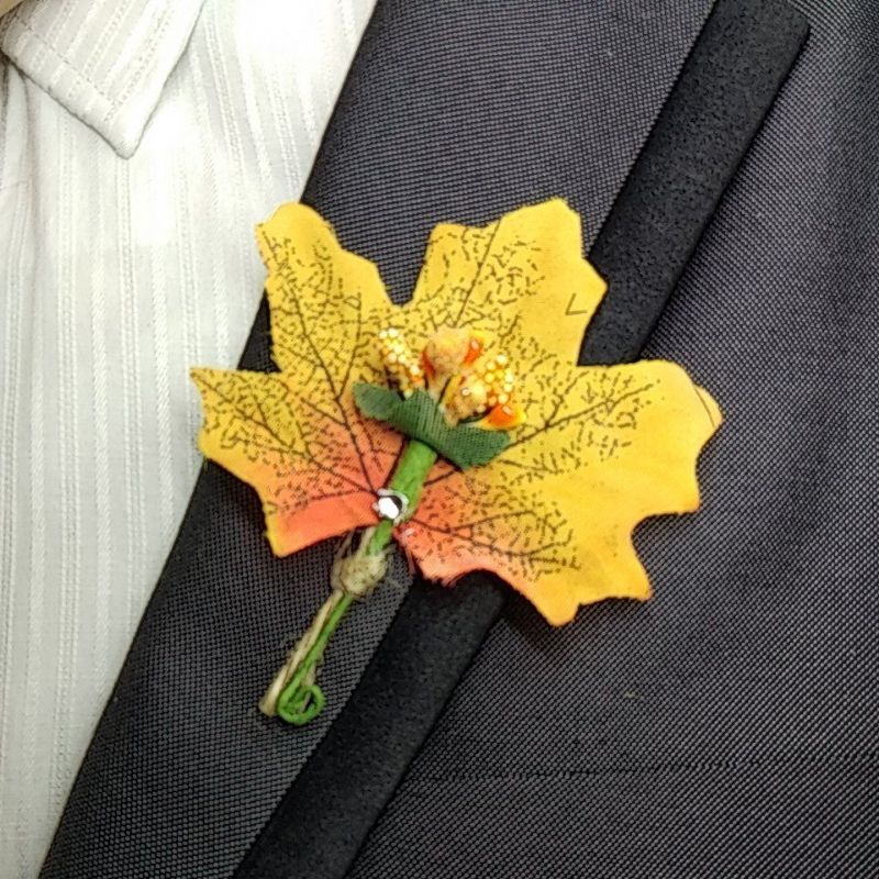 Korsase daun maple orange kuning bros panitia wedding jas pengantin korsase bunga dada