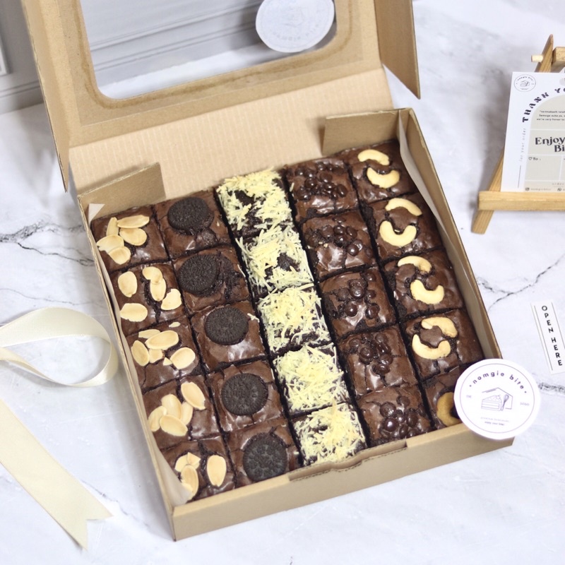 

Fudgy Brownies Uk 20x20 Nomgie Bite