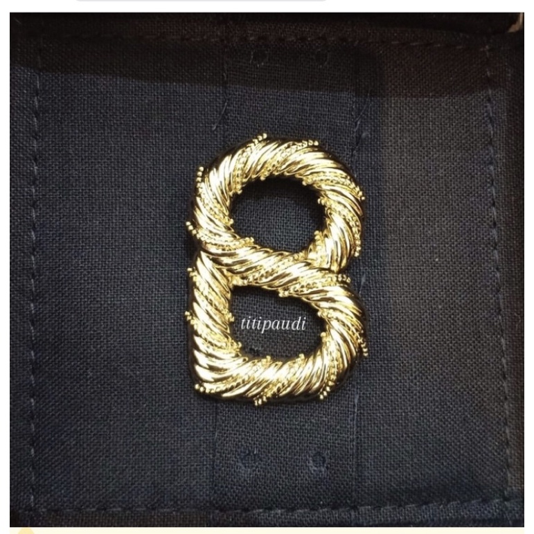 Signature Swirled Brooch GOLD Buttonscarves